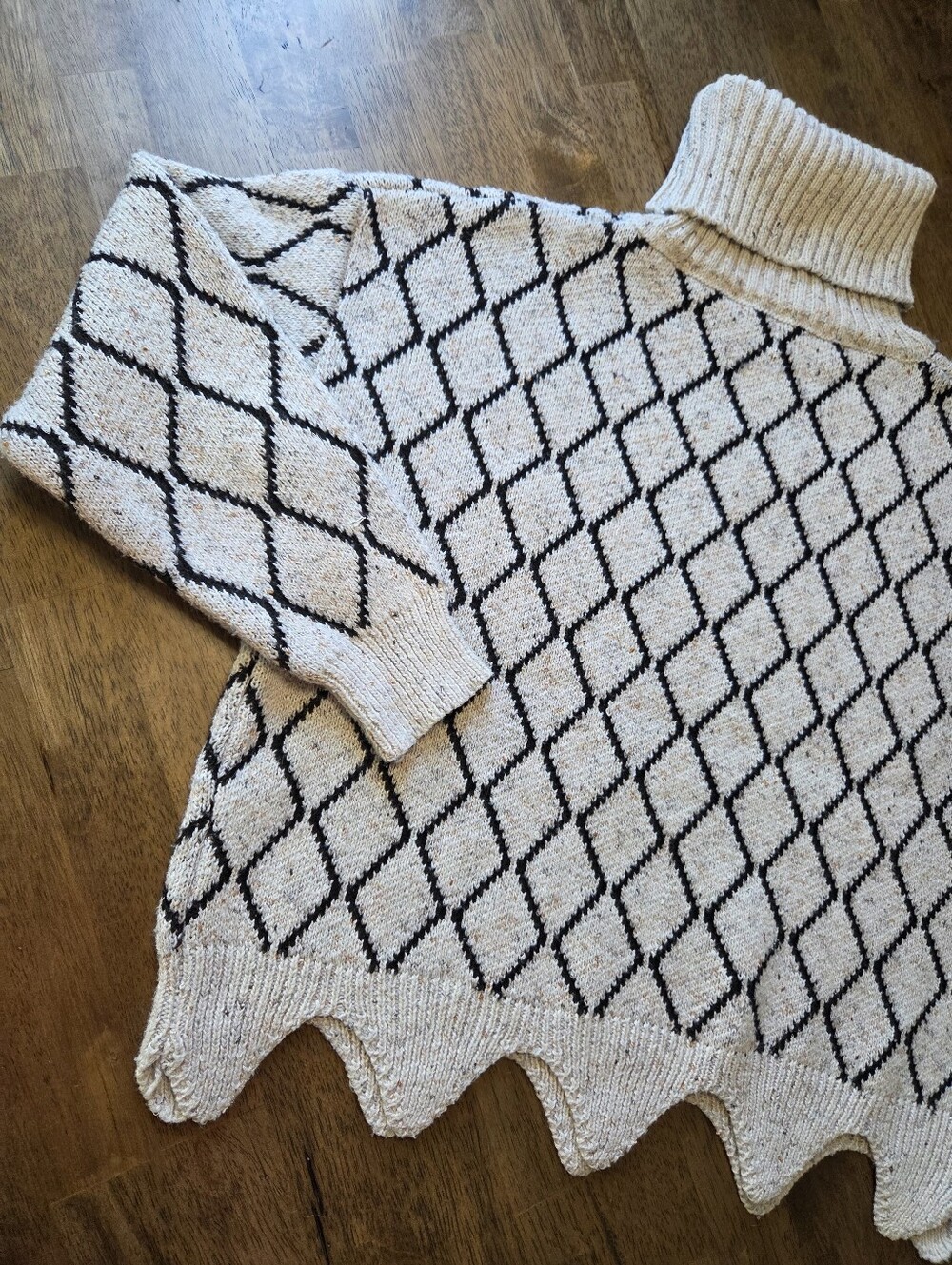 Unique Scallop Hem Turtleneck Diamond-Pattern Sweater in Cream and Black